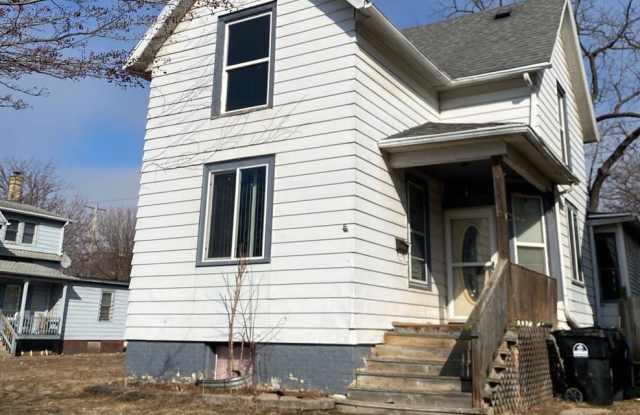 Ginormous 6 Bed Single family home with all Appliances Near Lake Michigan! photos photos