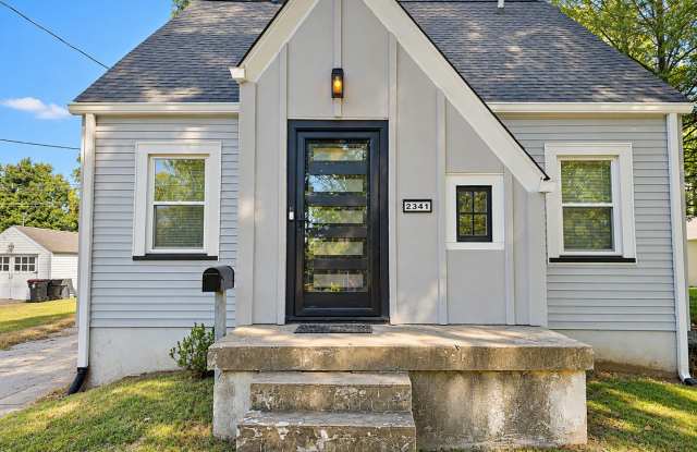 Bowman Field Two Bedroom House! Gallery 1
