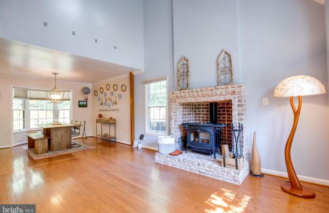 7004 POLINS COURT Gallery 2