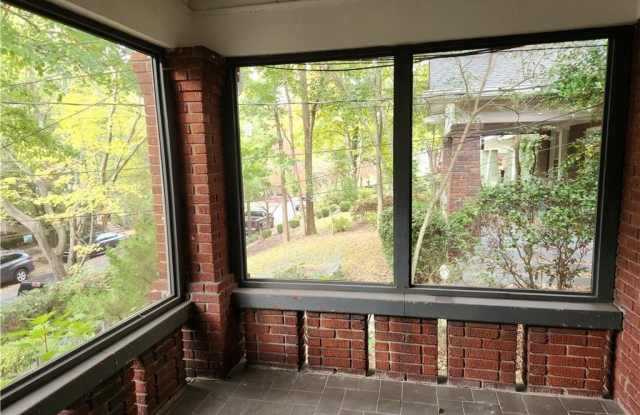 1024 Highland View NE Gallery 3