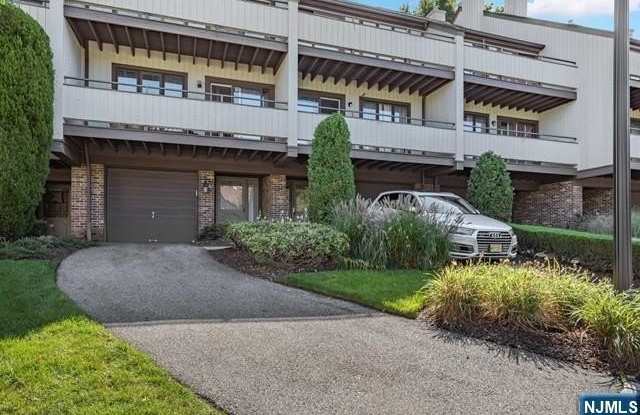 82 Meadowview Court - 82 Meadowview Court, Leonia, NJ 07605