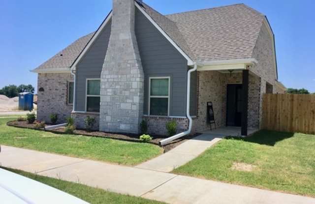 203 N Powderhorn Drive - 203 North Powderhorn Drive, Fayetteville, AR 72704