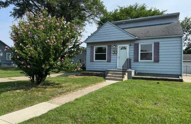 Gorgeous 3 bed 2 bath Eastpointe bungalow with basement and garage! photos photos