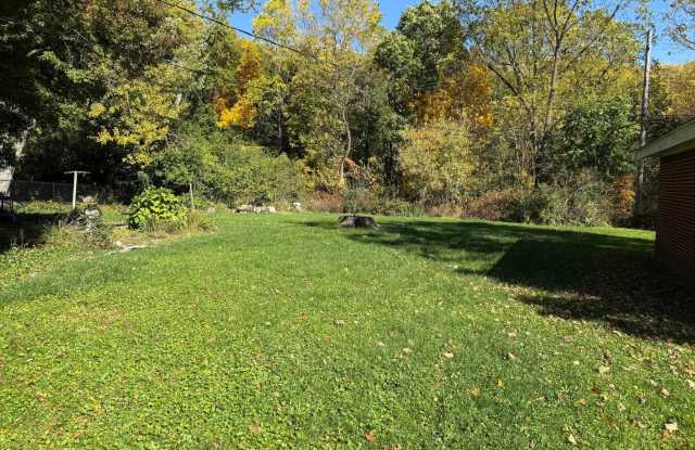 short term lease available 4-Bedroom, 1.5 Bathroom, Ranch Home, Updated Kitchen, pets welcome Gallery 4