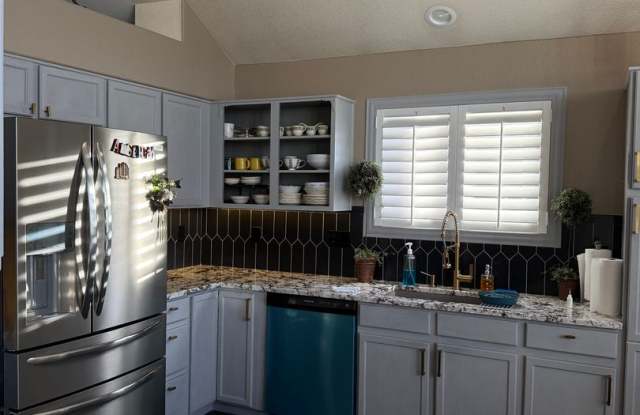 Single Family Beautiful Furnished 3 Bedroom/2.5 Bathroom with Flexible Lease terms. Gallery 4