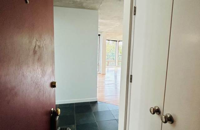 Large Open Plan 1 Bedroom with Stunning Views of Puget Sound Gallery 3