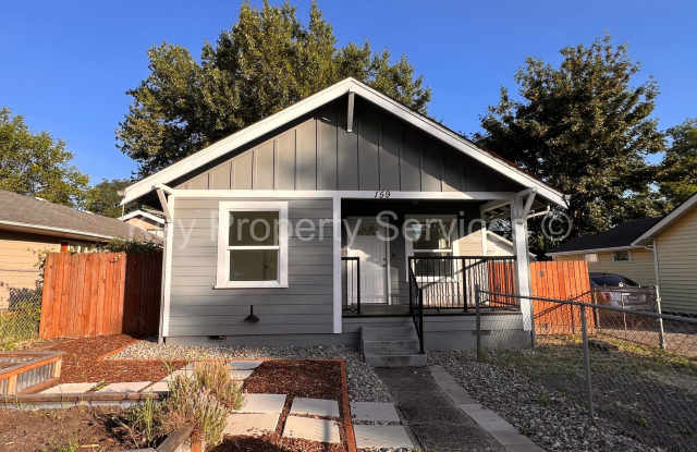 Renovated Longview Cottage with Huge Yard! photos photos