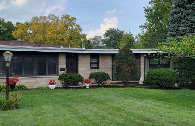 1633 Southlawn Pl. - 1633 Southlawn Place, Aurora, IL 60506