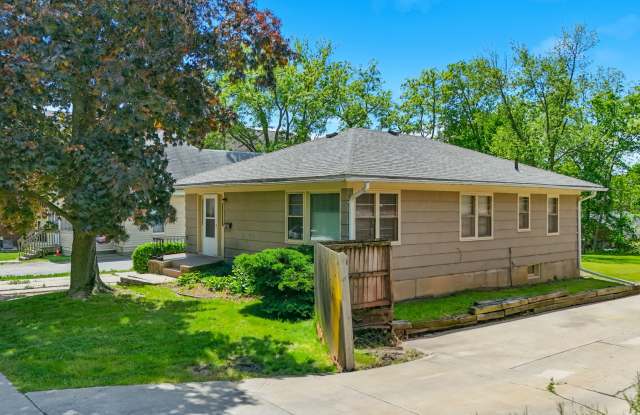 Large three bedroom, one bathroom house by Carver Arena - 35 Lincoln Avenue, Iowa City, IA 52246