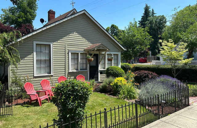 Sun Cottage Fully Furnished Bright Spacious Cottage in the Heart of Jacksonville $300 Utility Fee - 160 West C Street, Jacksonville, OR 97530