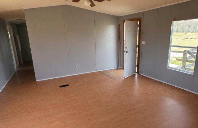 Country living with spacious front and backyard - 3 beds/ 2bath available now!! Gallery 3
