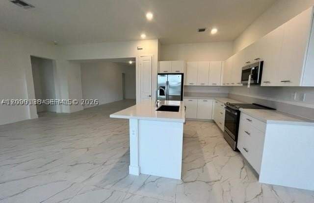 17373 SW 46 st Gallery 4