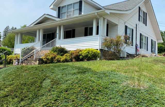 Beautiful apartment with mountain views, walking distances to Down Town Mars Hill! Washer and dryer! photos photos