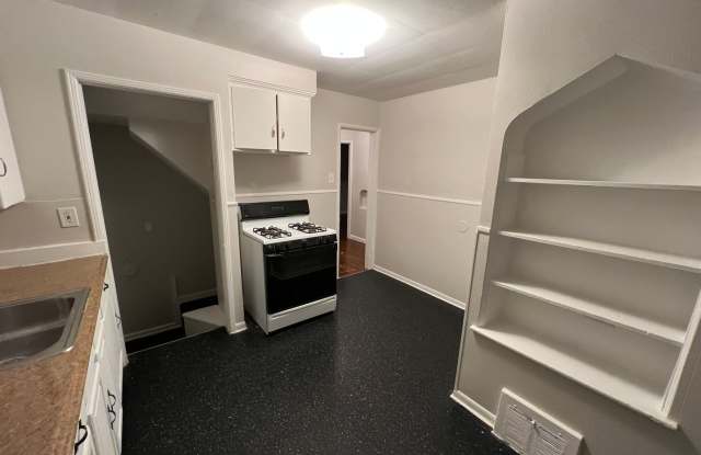 3 Bed 1 Bath bungalow with basement on eastside of Detroit- Fresh paint, refinished floors! Gallery 4