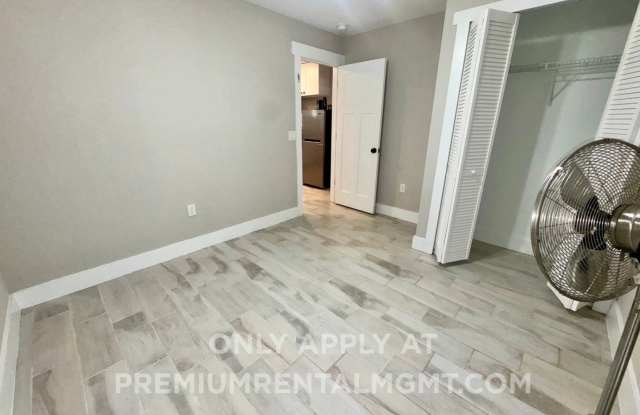 1 bedroom apartment in the Longwood Historic District with 2 Garages! Gallery 3