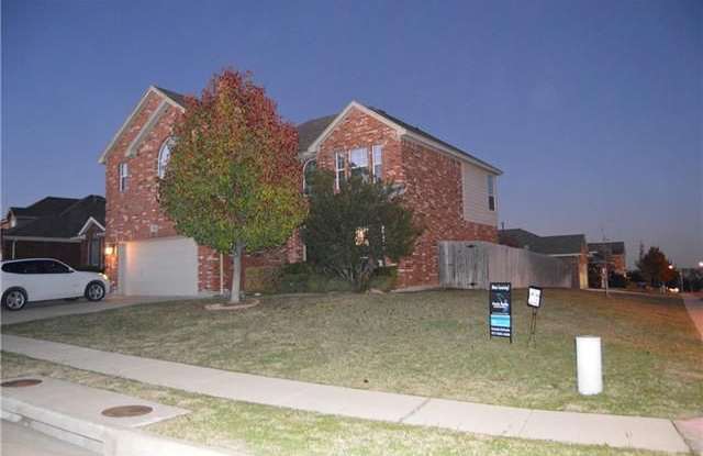 Beautiful Home on a Spacious corner lot - 6100 Horse Trap Drive, Fort Worth, TX 76179