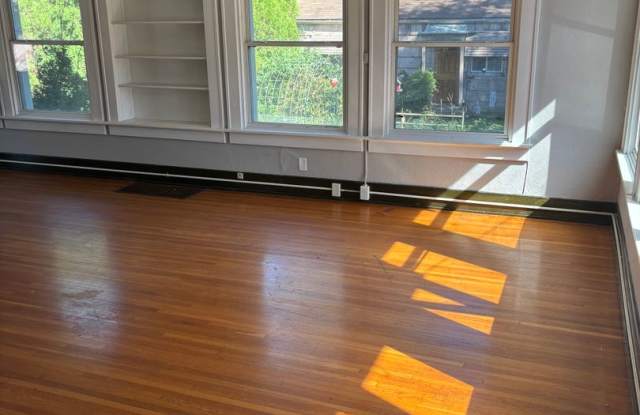 503 Hulman Street Gallery 3