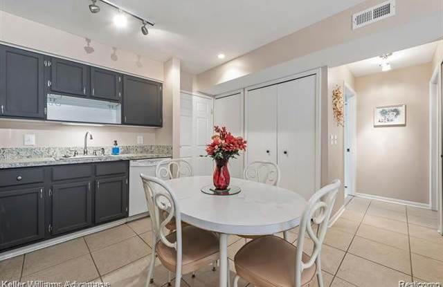 1127 S Lake Drive Gallery 4