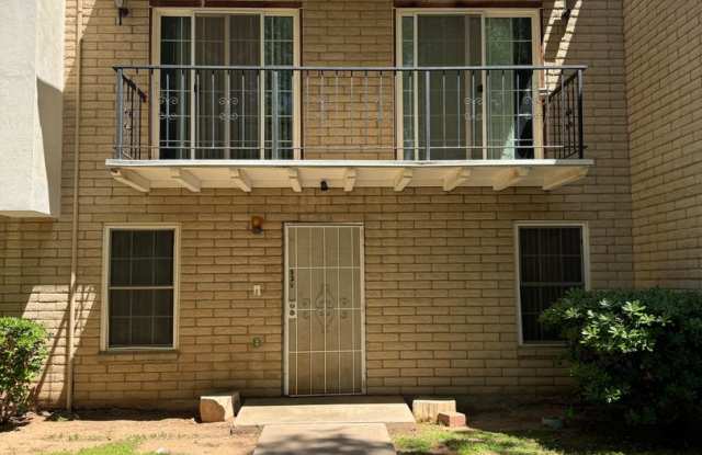 Centrally located 4 bedroom townhome photos photos