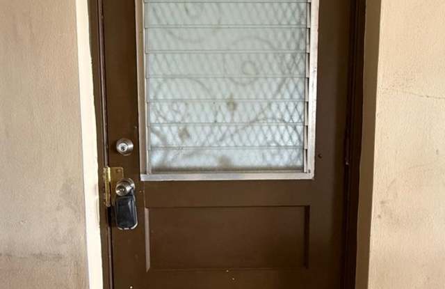 Spacious 2BR/1BA with Assigned Parking in Hollywood Gallery 1