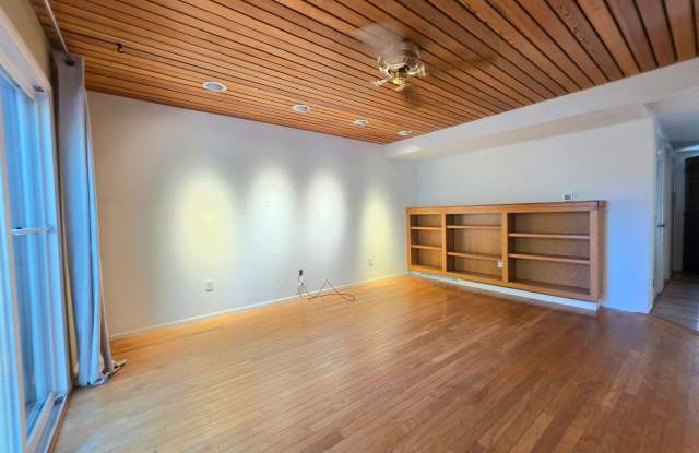 Charming 2 story Townhouse 2bd 2ba *$1000 Deposit* Gallery 4