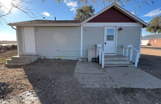 **RENTAL AVAILABLE** Beautiful 2 Bedroom Country Home Avail 5/1 photos photos