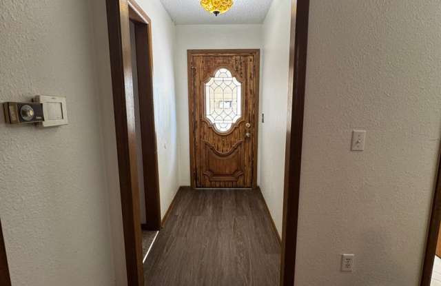 REDUCED! (3) Bed/(2) Bath with (2) Living Areas in MWC Avail NOW! Gallery 4