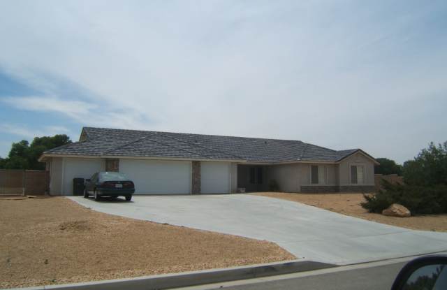 5 BEDROOM HOME IN DESERT KNOLLS APPLE VALLEY - 15346 Riverside Drive, Apple Valley, CA 92307
