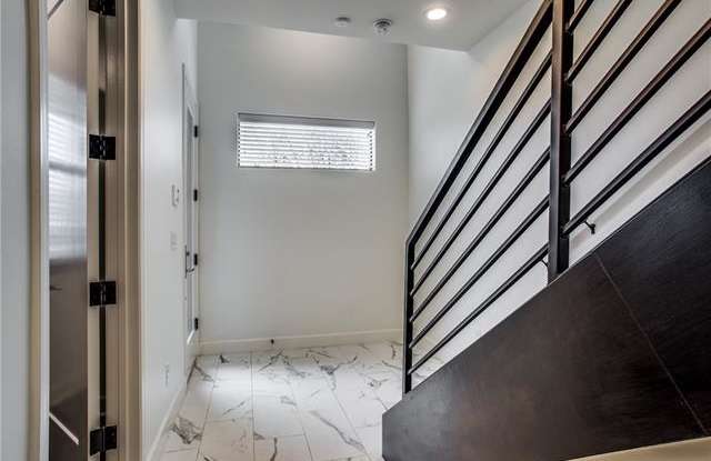 1625 Hickory Street Gallery 3