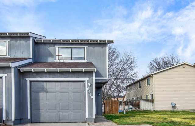 2bed, 1.5 bath Duplex with Garage & Fenced Yard! Gallery 1