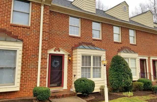 3 Bedroom Townhome- 5 minutes from LU - 100 Aaron Place, Lynchburg, VA 24502