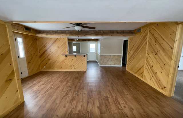 2 Bedroom/ 1 Bathroom Home with Washer  Dryer Hook-ups! Large Deck! Nice Yard! photos photos