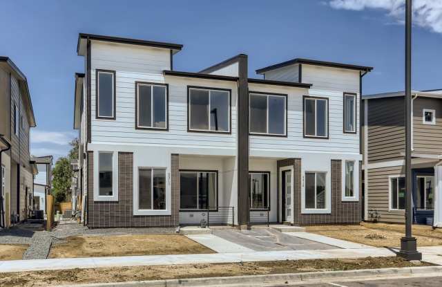 Stunning 3 Bed 2 1/2 Bath Home - Move in Special! Gallery 3