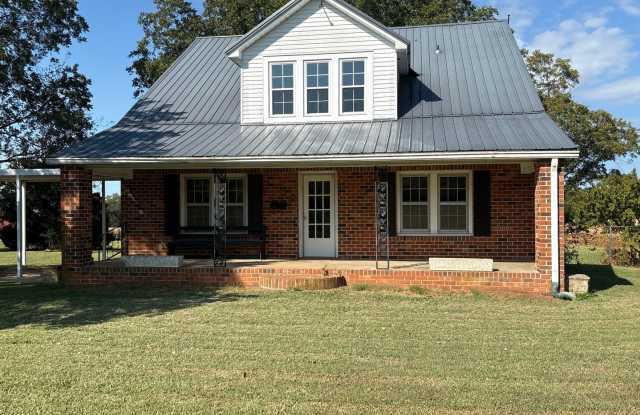 Country Farmhouse with Beautiful Mountain Views! Gallery 1