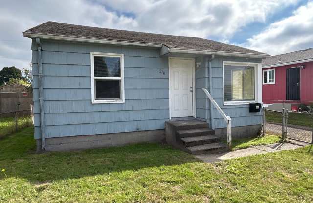 2 Bedroom / 1 Bathroom Home with Large Fenced Yard & Garage Gallery 1