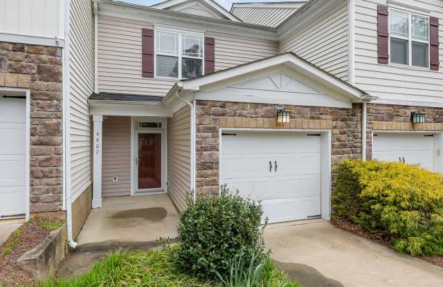 Charming 2-Bedroom Townhome Convenient to Downtown Raleigh and Cary! photos photos