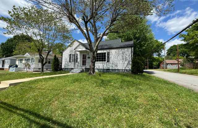 Cute 2 Bed 1 Bath House on Corner Lot Gallery 3