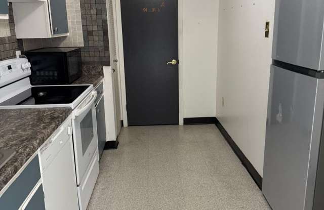 Linden Street Apartment GREAT Location ,includes everything but electric Gallery 4