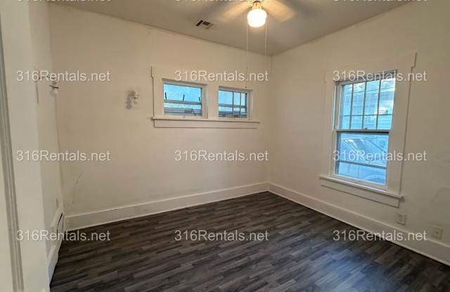 $775 - 620 S Washington 2 Bed / 1 Bath Gallery 3