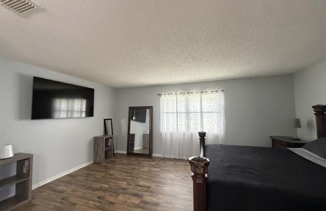 202 SW HOLDEN Terrace Gallery 3