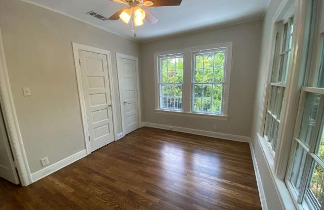 UT PRE-LEASE: Spacious, Updated North Campus House, Walk to Campus! photos photos