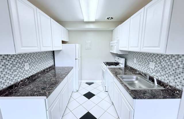 2 Bedroom Condo near New Carrollton MARC train photos photos
