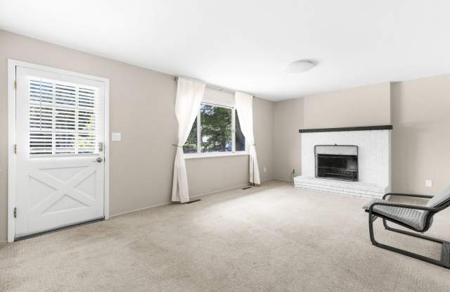 BEAUTIFUL 5 Bed 2 Bath South Boulder Home Available Now! Gallery 4