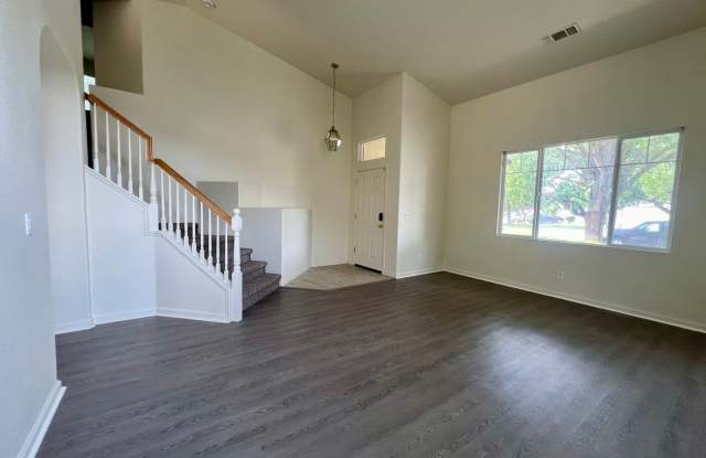 Beautiful 4bed/3 bath Home in Desirable Elk Grove Gallery 3