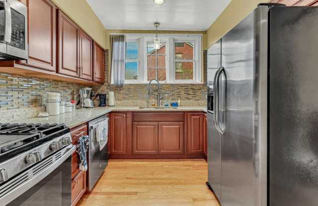 Charming 3BR House in South Shore Chicago Gallery 3