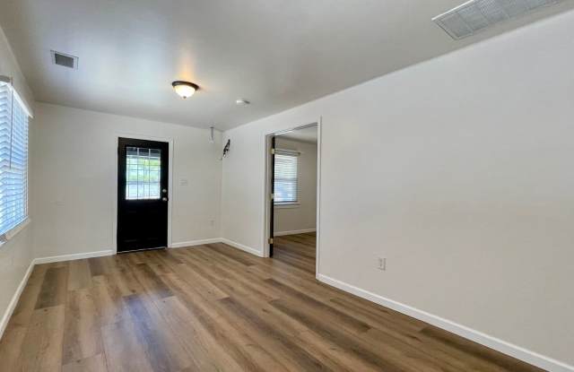 Charming 2 Bedroom, 2 Bathroom Bungalow with Garage and Fenced Backyard near Downtown SLO Gallery 3