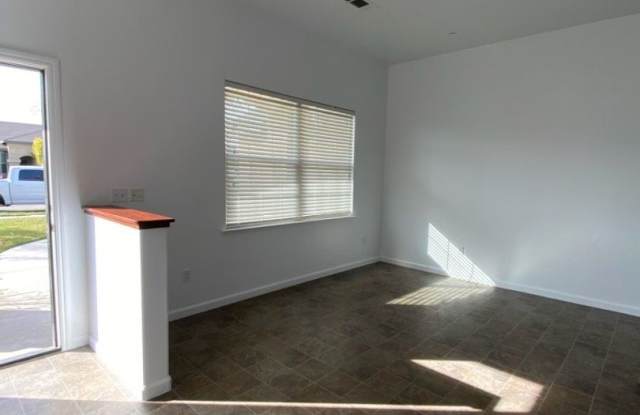 Spacious 4 Bed, 2 Bath Home in Farmersville! Gallery 3