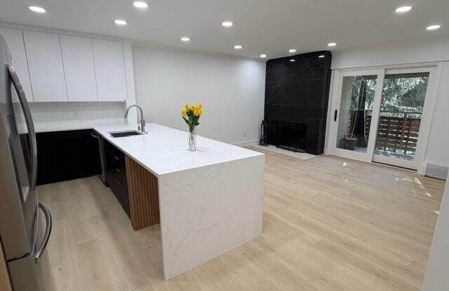 910 W Hallam Street unit: 12 photos photos