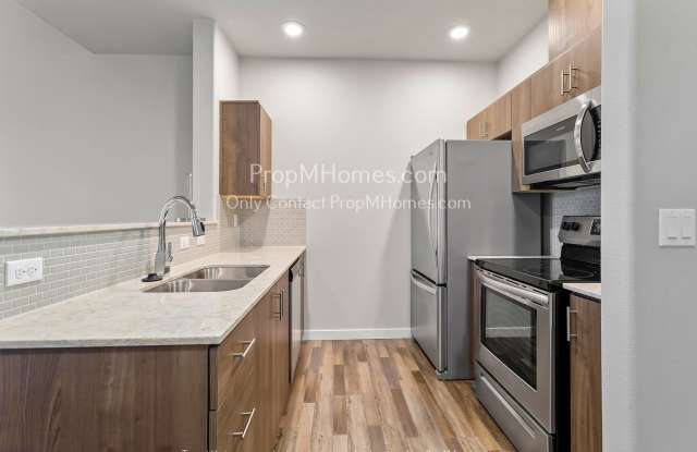 One Bedroom Condo in the Heart of North Bethany - Top Floor with Vaulted Ceilings! Gallery 3