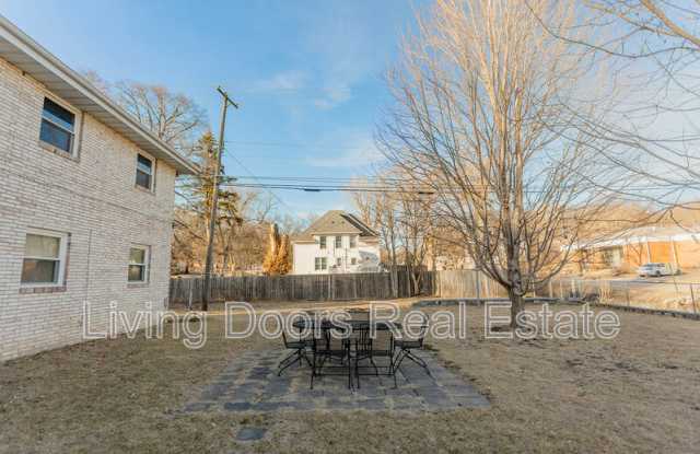 402 W Eldora Ave Unit D Gallery 4